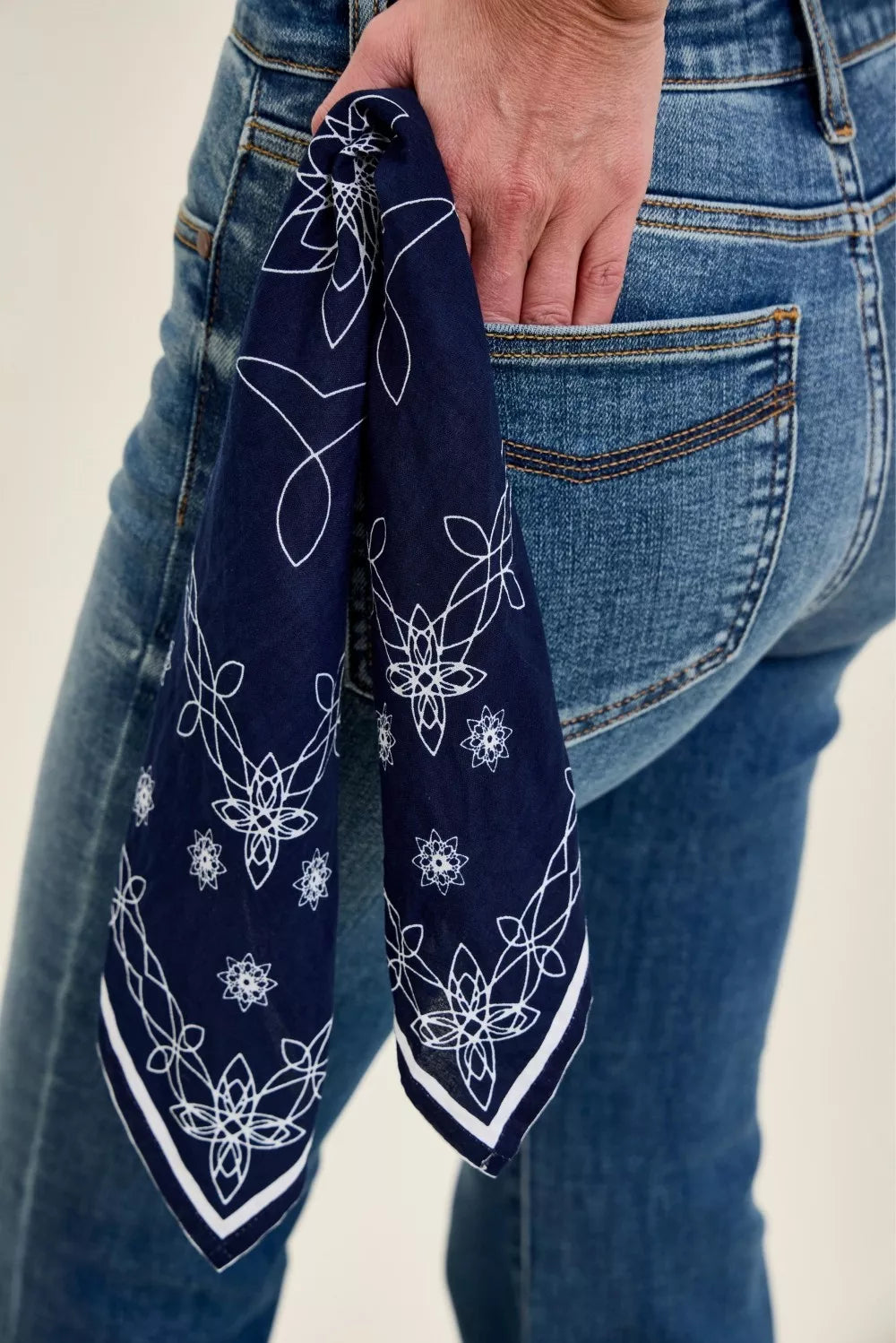 Flare leg silhouette of mid rise jeans