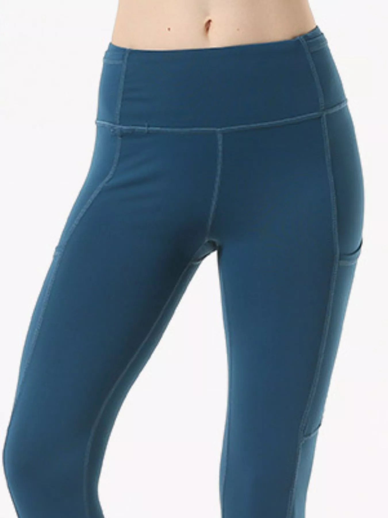 Workout leggings pocket holding phone
