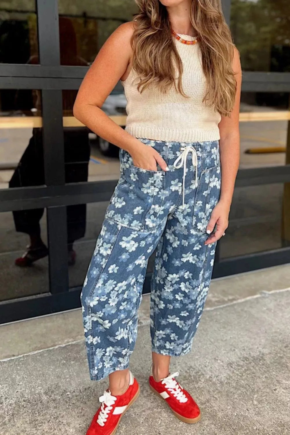 Barrel jeans curved silhouette side view