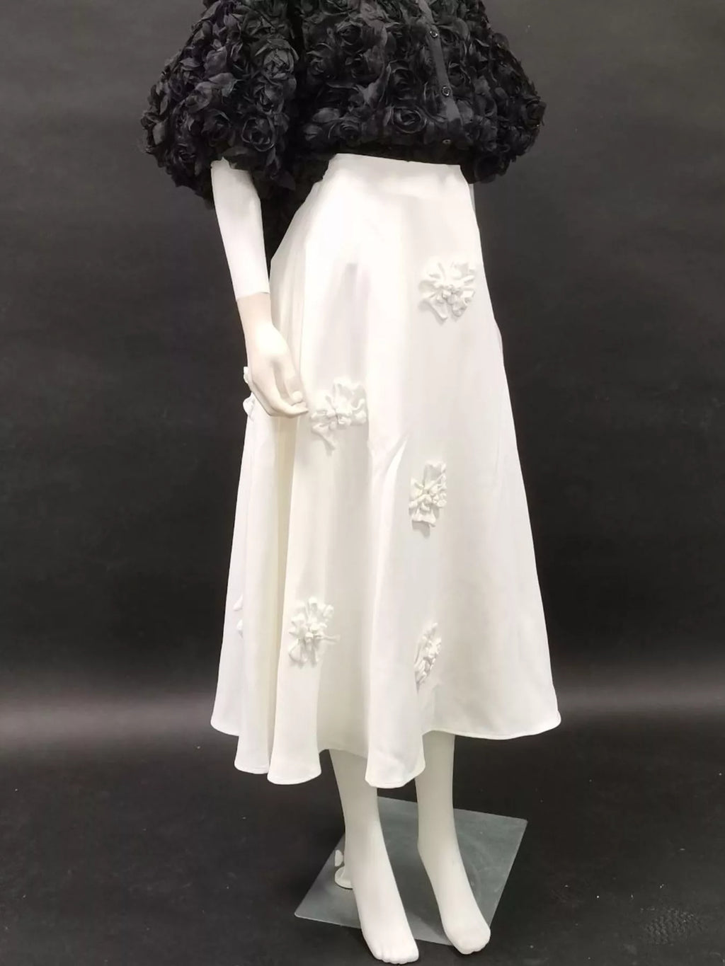 Midi skirt waistband and zipper detail