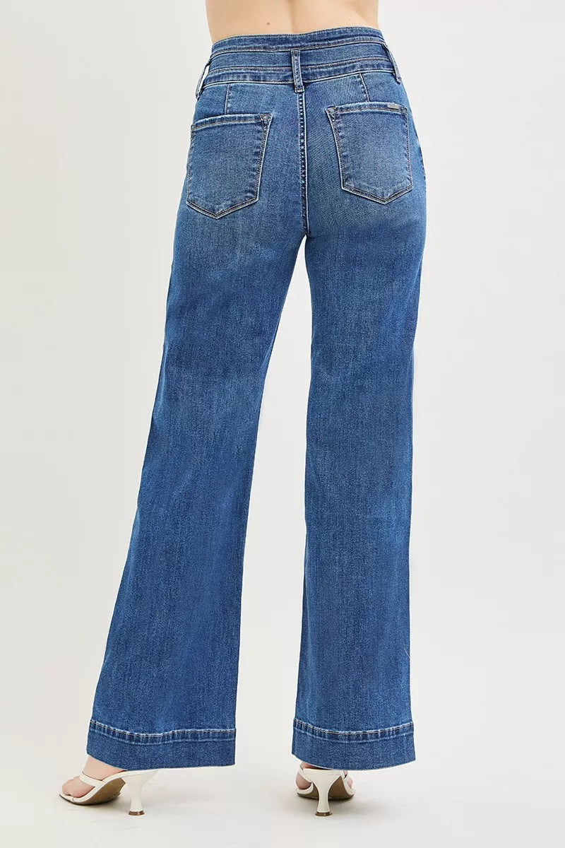 Wide leg silhouette of RISEN jeans
