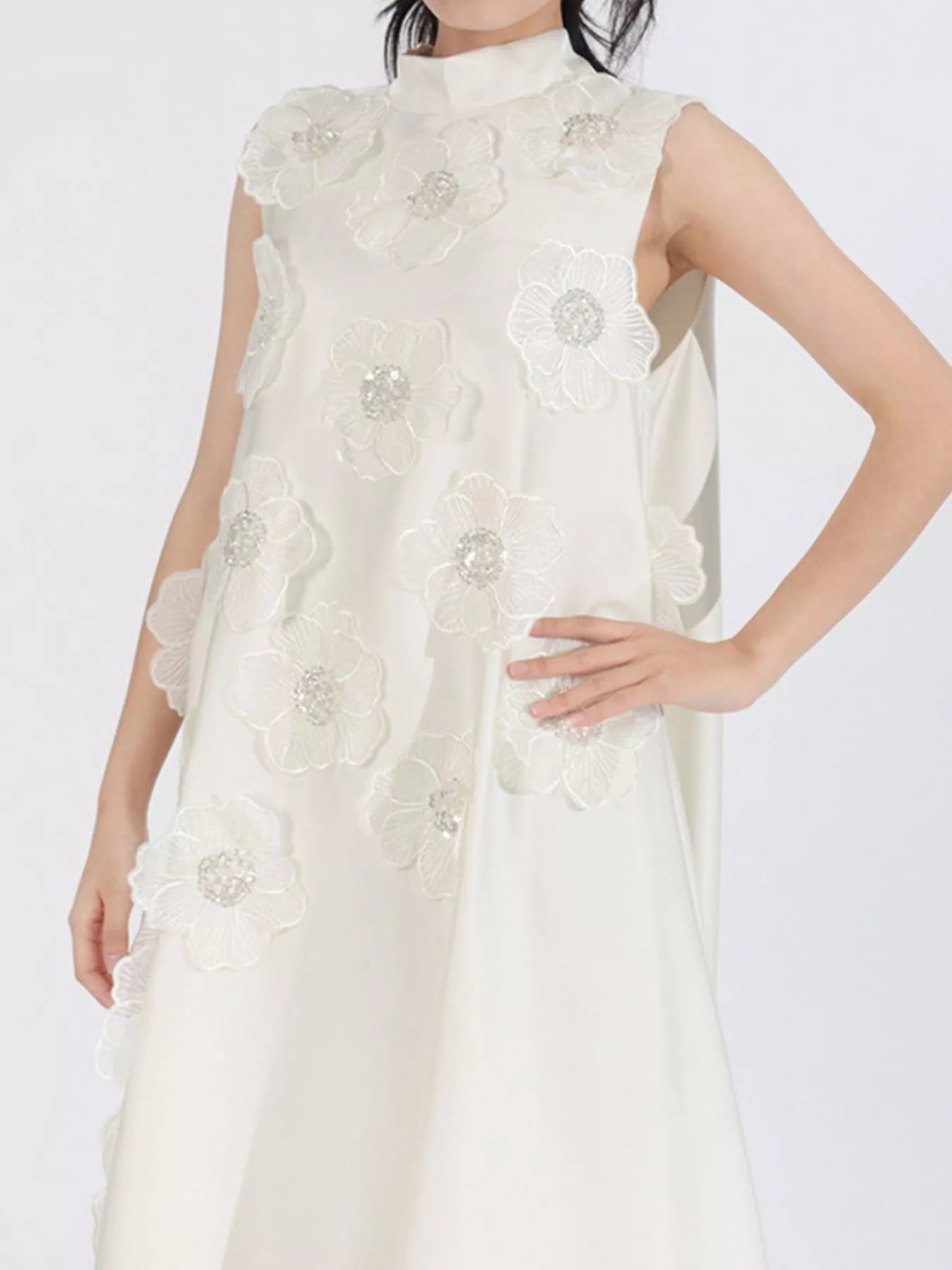 Maxi dress floral embroidery detail