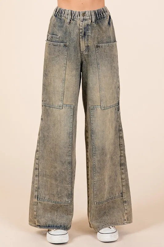 Washed wide leg jeans with pockets front view