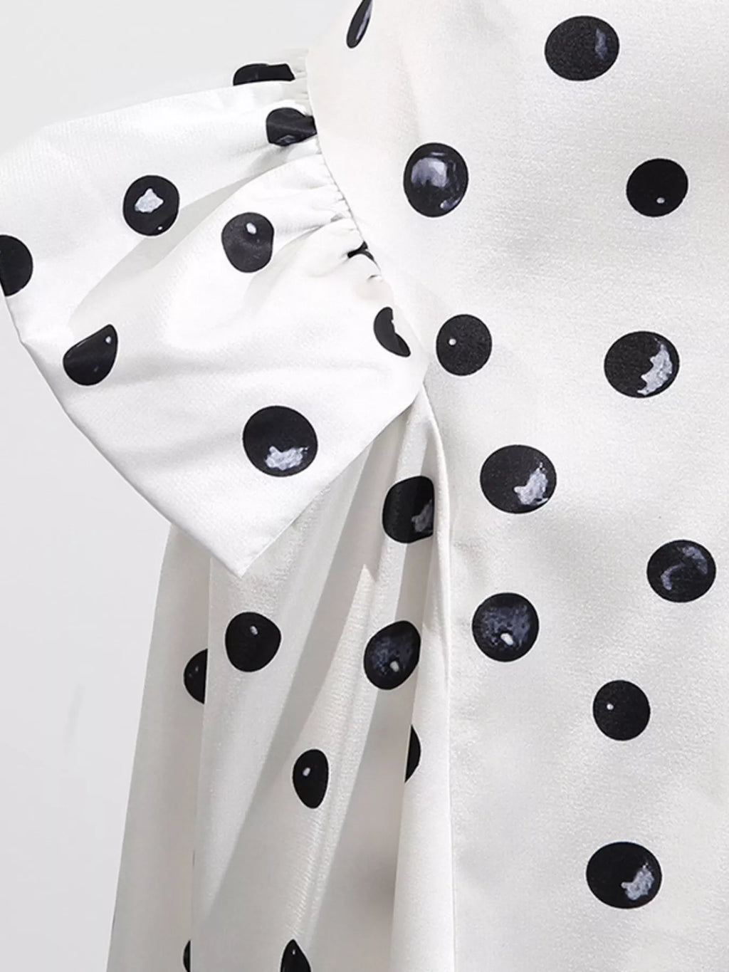 Beige polka dot skirt waistband detail