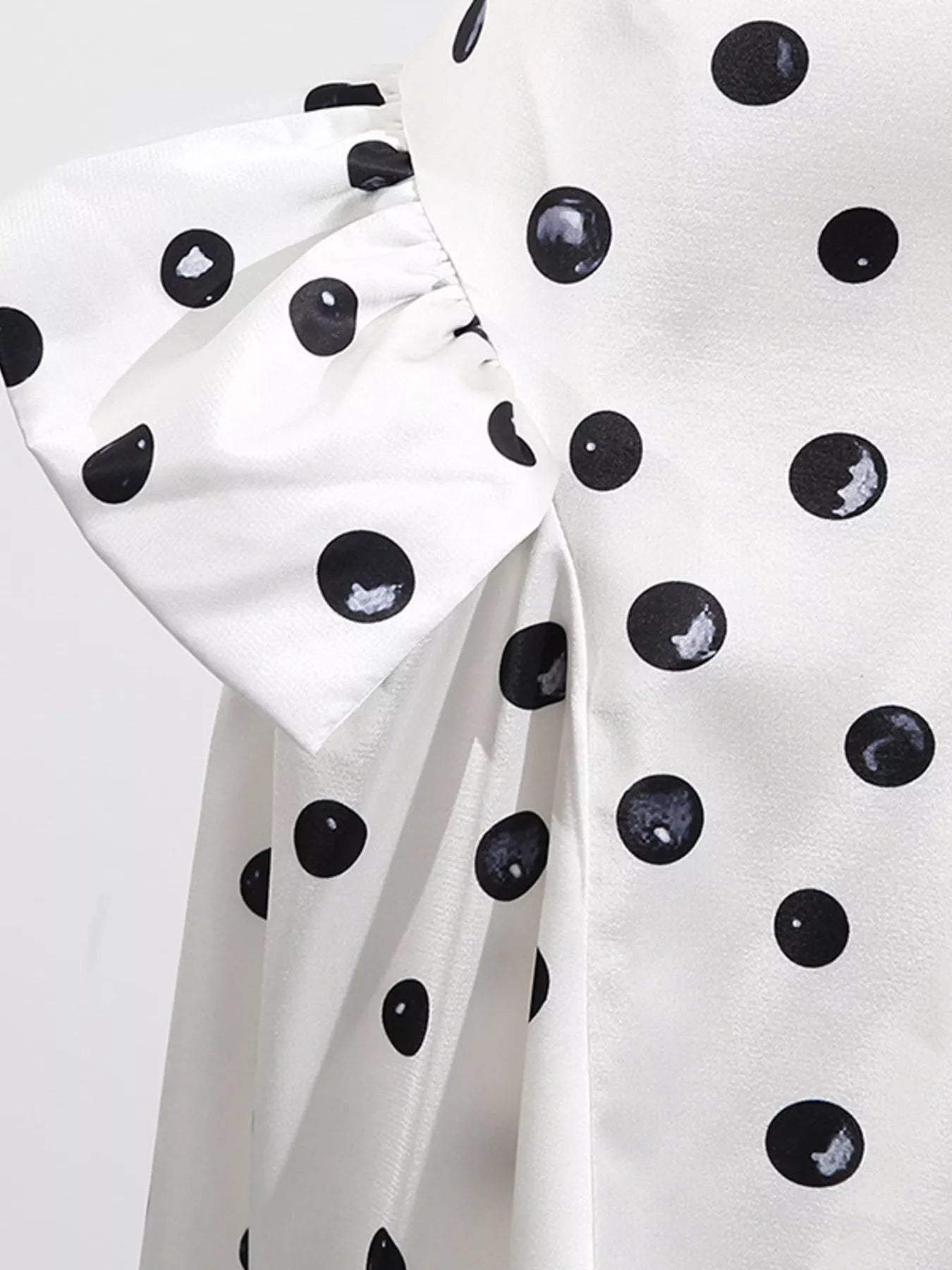 Beige polka dot skirt waistband detail