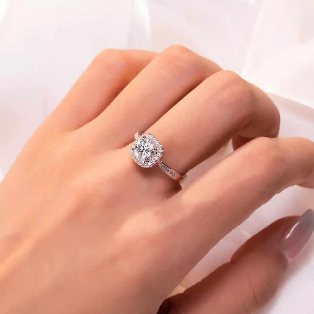 Adjustable moissanite ring band detail