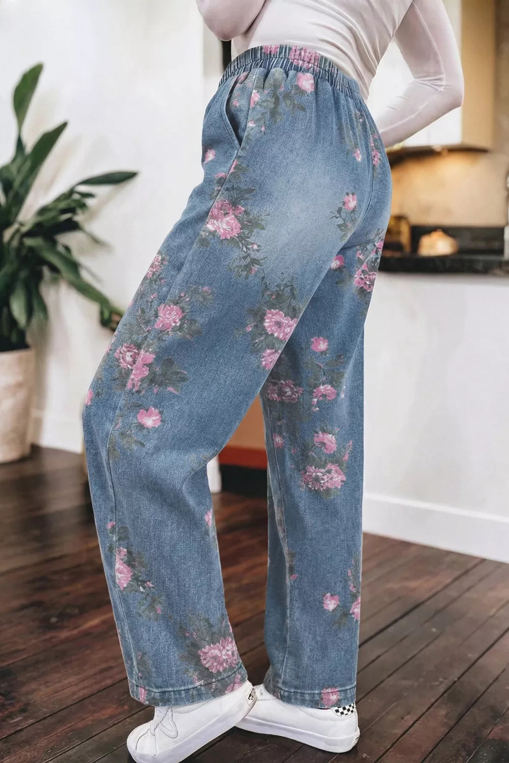 Model wearing floral elastic waist jeans casual outfit