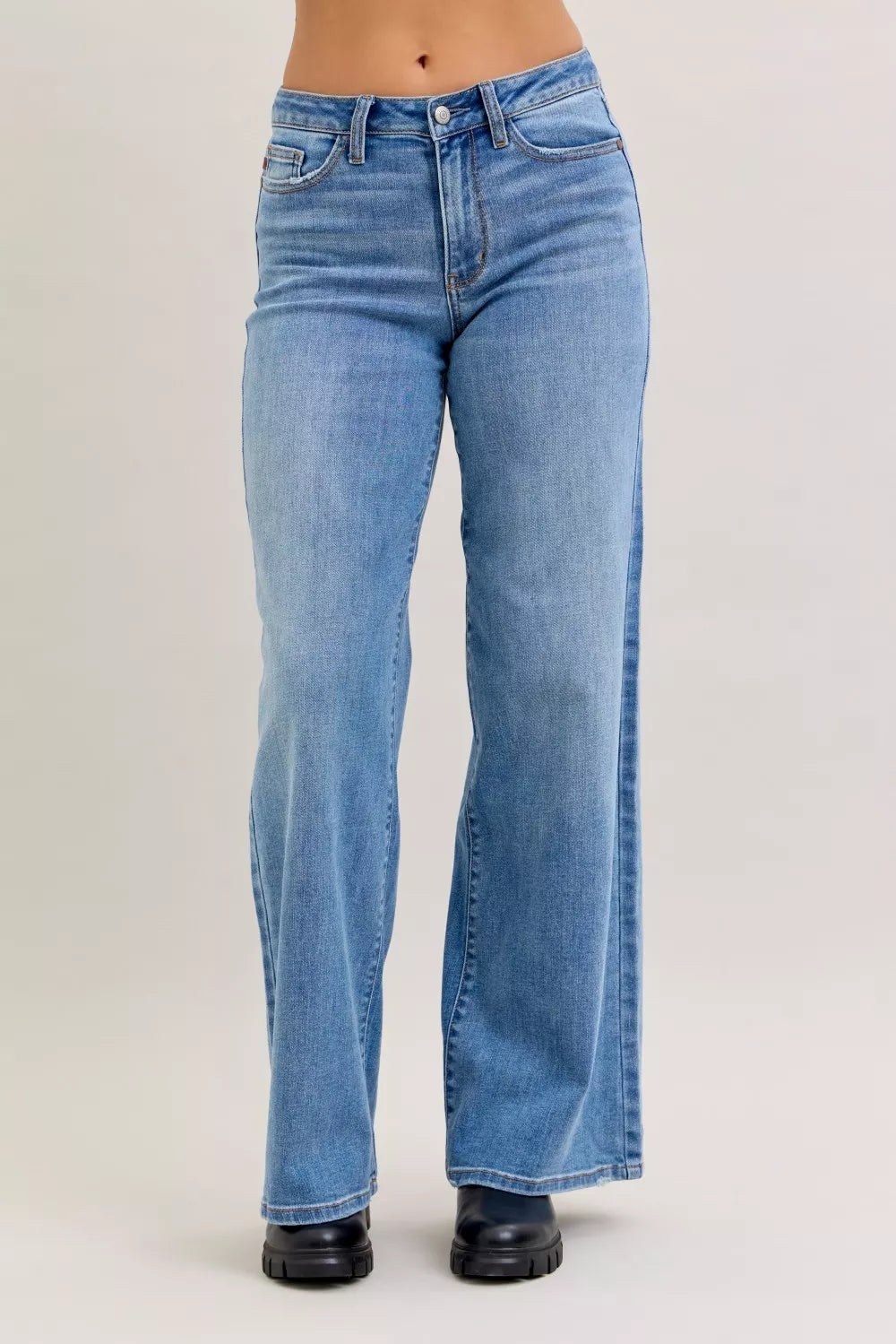 Woman wearing Judy Blue retro wide leg jeans