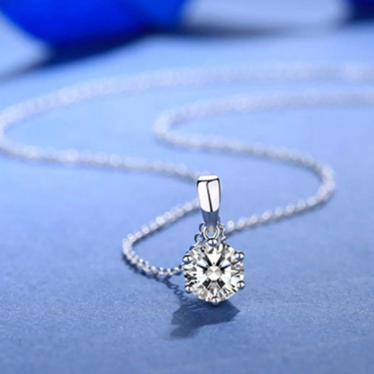 5 carat moissanite pendant close up detail