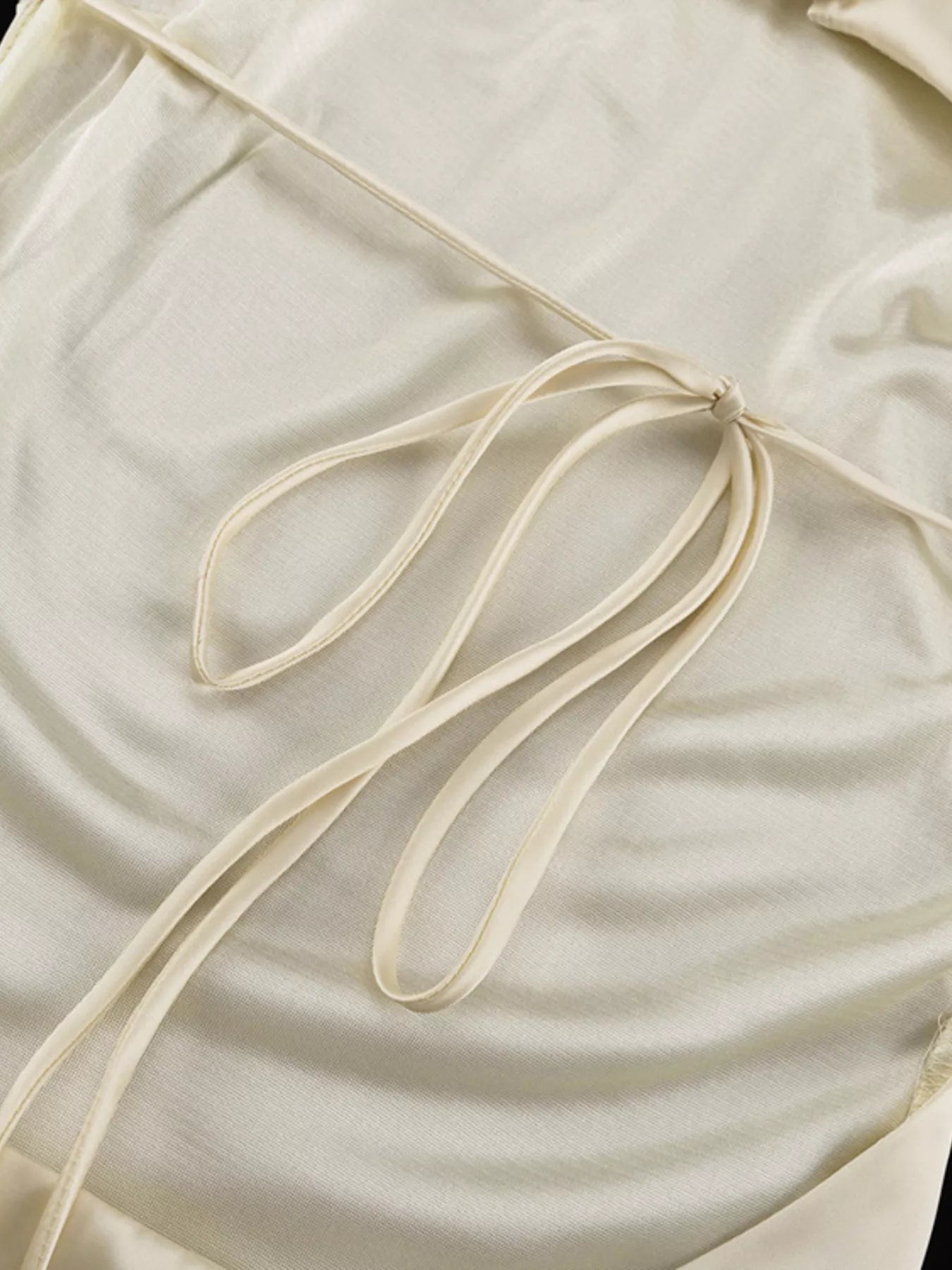 Long sleeve backless dress neckline detail