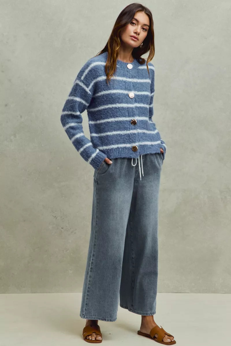 Pocket detail on elastic waist flare jeans