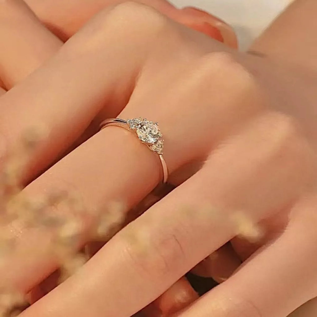 1 carat moissanite ring top detail sparkle
