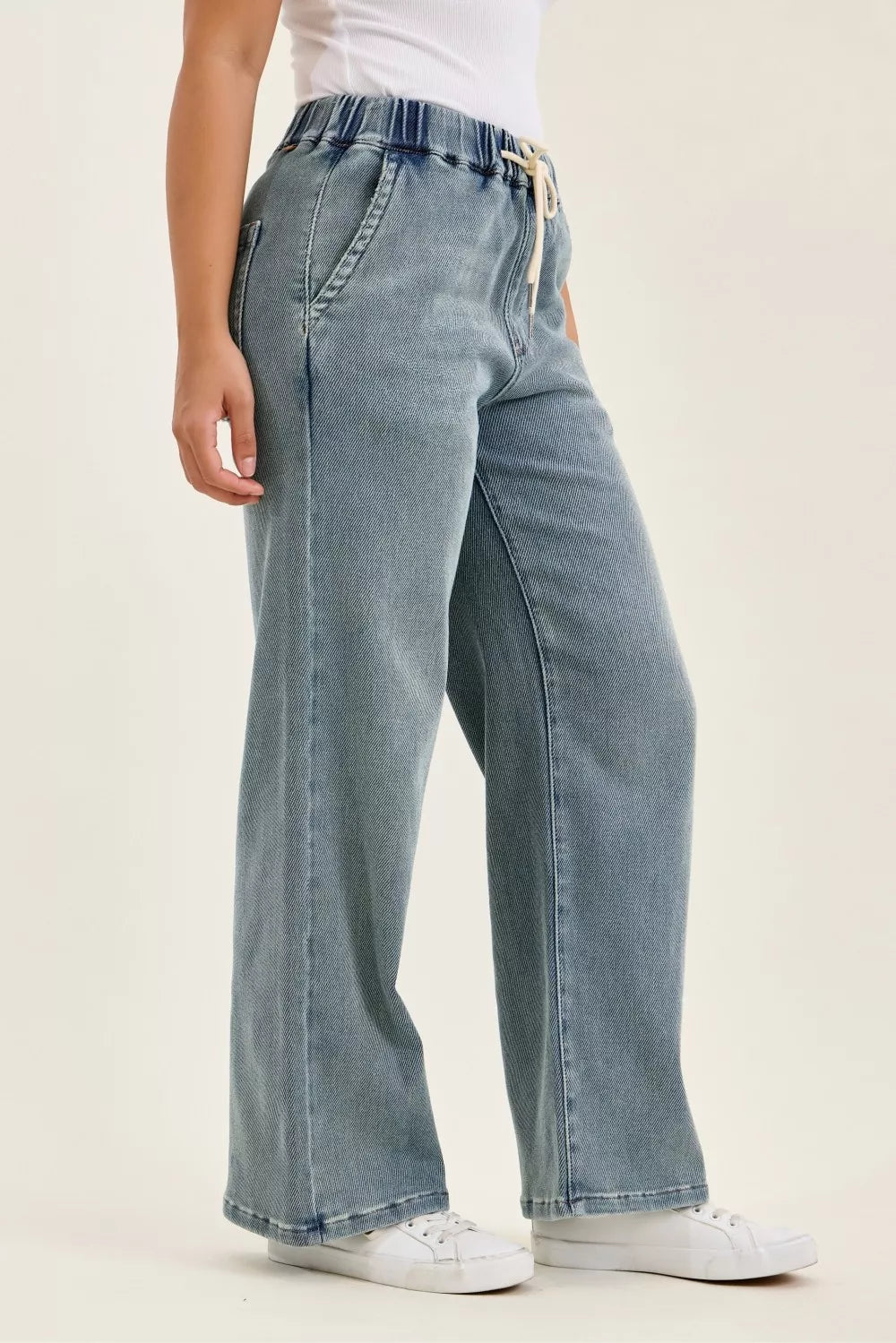 Woman wearing Judy Blue baggy jeans in stone blue wash