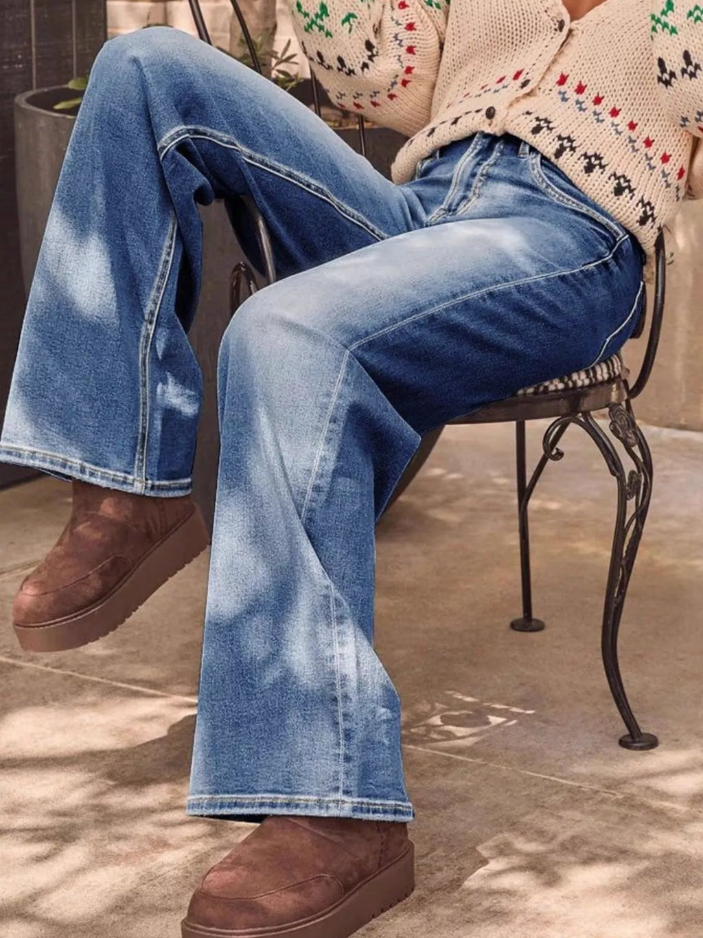 Wide leg silhouette of washed jeans