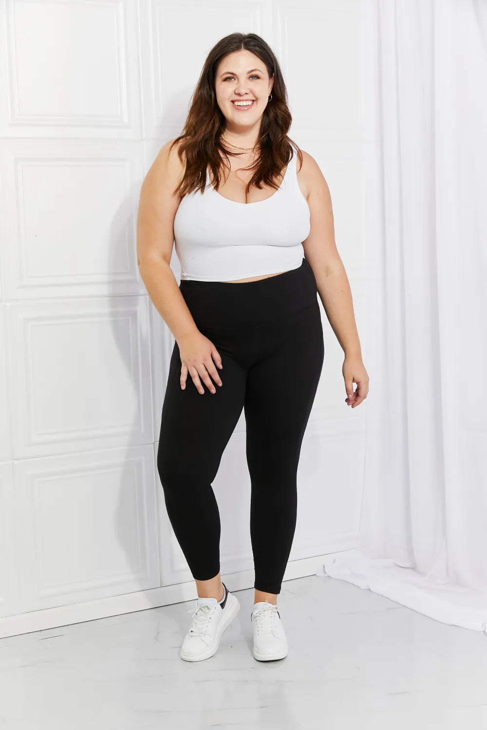 Curve model in high waisted active leggings