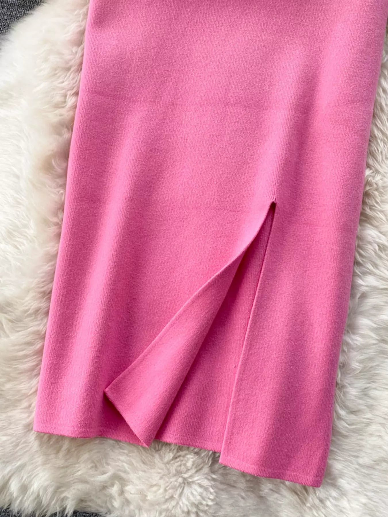 Slit knit midi skirt side slit detail