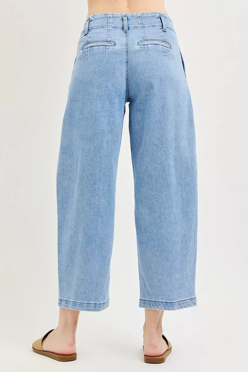 Barrel silhouette of RISEN pleated jeans