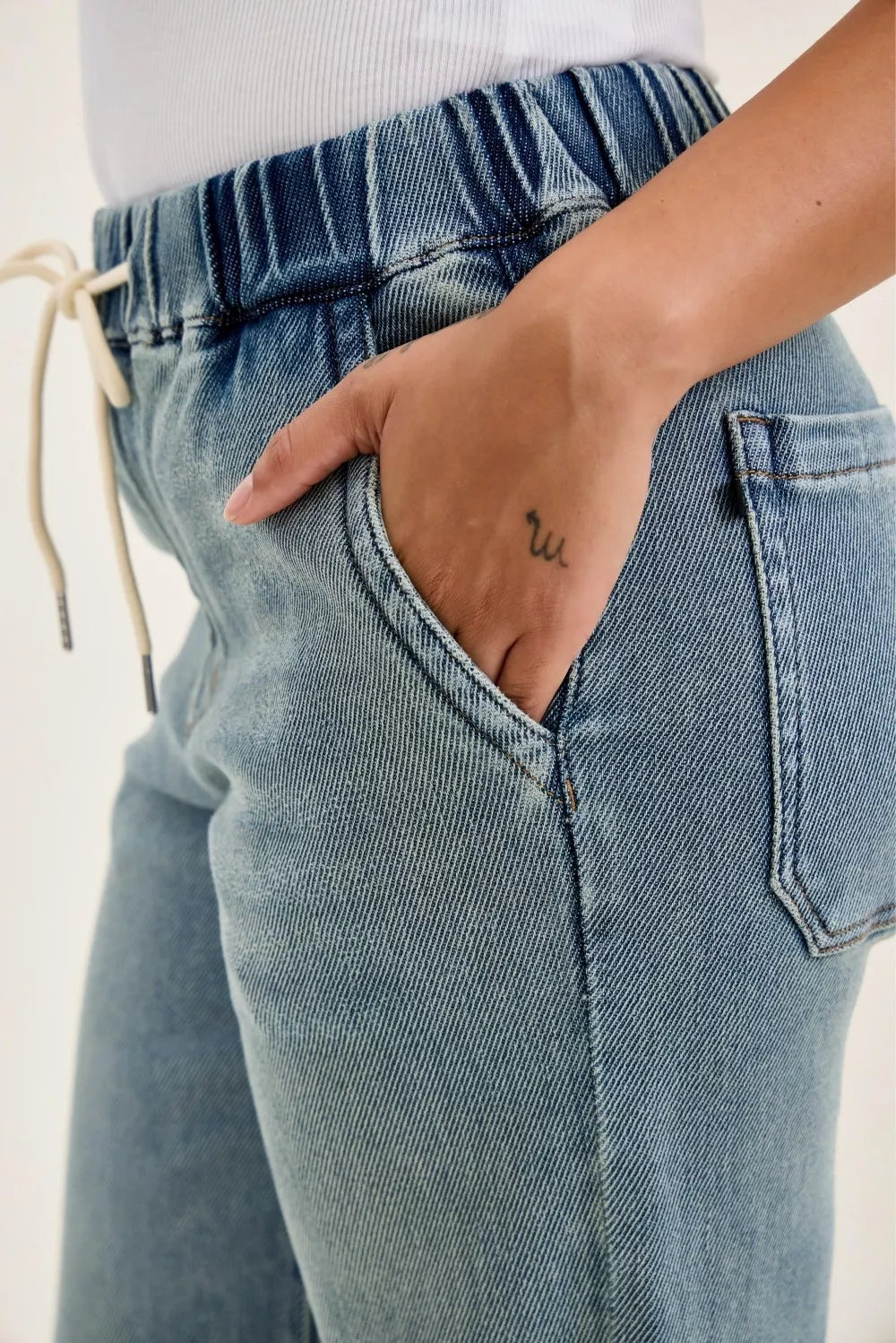 Relaxed baggy silhouette of Judy Blue jeans